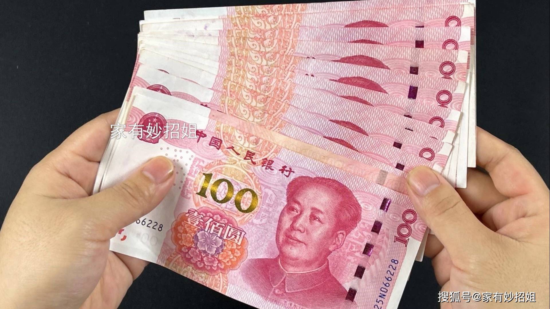 把人民币放在手机上，真假钞票立马知道，再也不会收到假币了