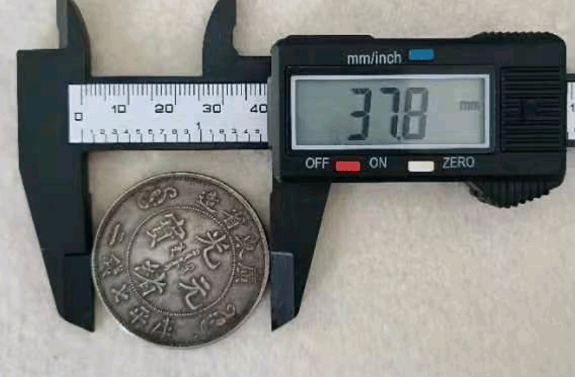 祠堂牌匾下的光绪元宝寿字币，不仅是家族的传承，还是价值的体现