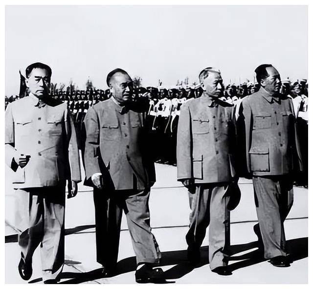 第五套人民币人物设定为毛泽东和周恩来，朱总理批复全部为毛泽东