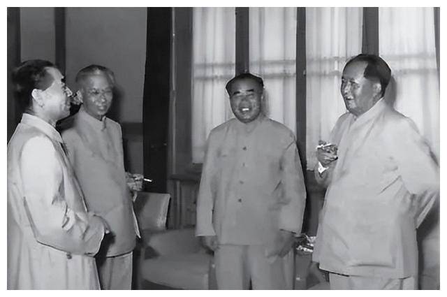 第五套人民币人物设定为毛泽东和周恩来，朱总理批复全部为毛泽东