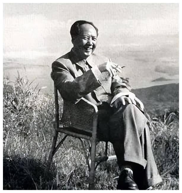 第五套人民币人物设定为毛泽东和周恩来，朱总理批复全部为毛泽东