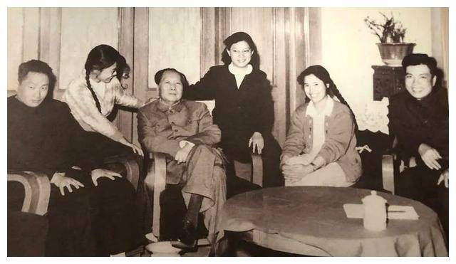 第五套人民币人物设定为毛泽东和周恩来，朱总理批复全部为毛泽东