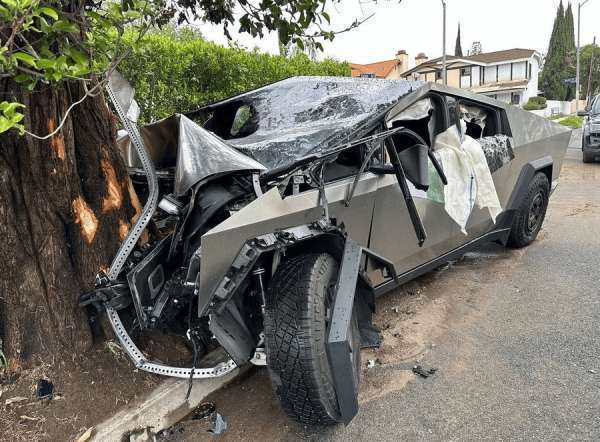 阿里纳斯之子遭遇严重车祸 Cybertruck被撞毁