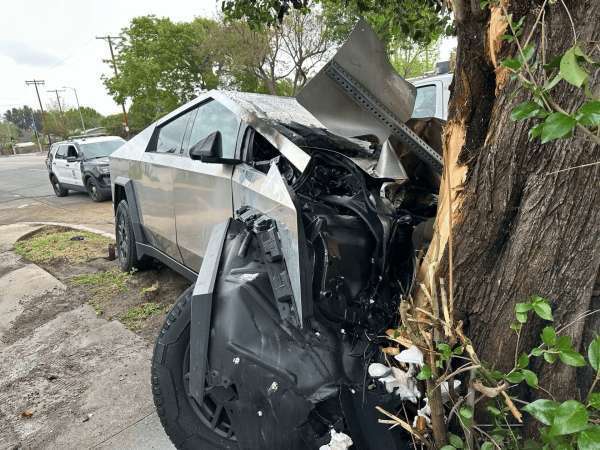 阿里纳斯之子遭遇严重车祸 Cybertruck被撞毁