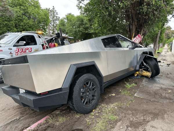 阿里纳斯之子遭遇严重车祸 Cybertruck被撞毁