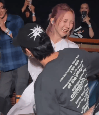 泰国女星郑乃馨演唱会中途下台抱男友大哭，热搜第一